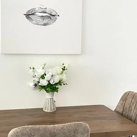 Διαμέρισμα 3-bedroom Elegant In The Center *