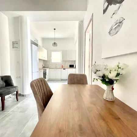 3-bedroom Elegant In The Center Διαμέρισμα *